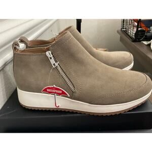 NWOT, Blondo Ellorie waterproof bootie